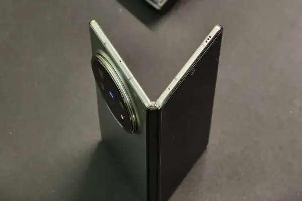 Tôi thích Galaxy Z Fold 7, nhưng tôi muốn mua chiếc điện thoại có thể gập lại này hơn